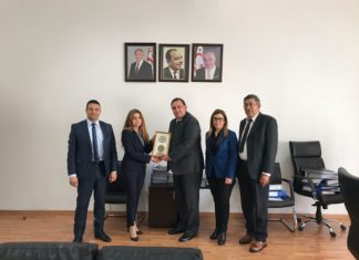 KAÜ( Kıbrıs Amerikan Üniversitesi ) Rektörü Prof. Dr. Uğur Özgöker, Rektör Yardımcıları ve Üniversite Mütevelli Heyet Başkan Vekili ile YÖDAK ( KKTC Yüksek Öğretim Denetleme ve Akreditasyon Kurumu ) Başkanı Prof. Dr. Akile BÜKE’ ye nezaket ziyaretinde bulunarak Üniversitenin şiltini takdim etti.