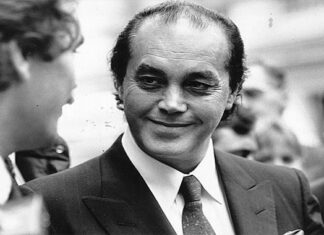 Bir zamanlar Dünyanın en zenginlerinden olan Kıbrıs Türkü Asil Nadir’in aziz hatırasına ithaf olunur.