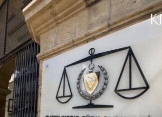 Kıbrıs Sağlık ve Toplum Bilimleri Üniversitesi’nde yürütülen “sahte diploma” soruşturmasında tutuksuz yargılanan F.Ü., bugün bir kez daha Lefkoşa Ağır Ceza Mahkemesi’nde hakim karşısına çıktı.